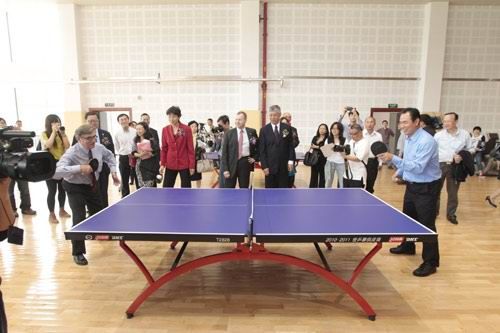 马会主席施文信(左)在开幕典礼后，跟曾代表中国勇夺世界冠军的现任国家体育总局副局长蔡振华切磋球技。