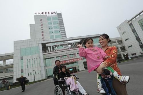 在马会的支援下，四川省八一康复中心得以开展一系列康复项目，协助协助肢体残缺的幸存者重新站起来。