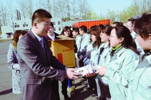 大中电器爱心捐助北京环卫工人