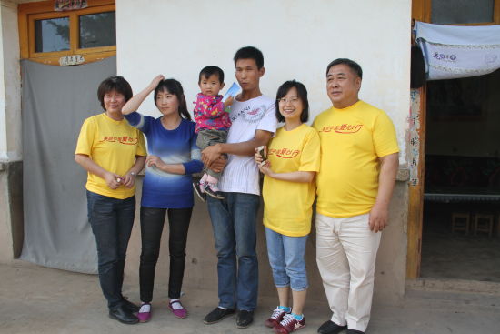 “美丽中国爱心行”工作组到古浪县进行受益婴幼儿家访，了解2年来项目实施情况