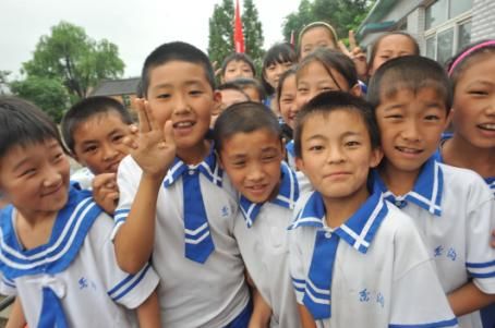 小学生代表向“郭明义爱心团队•山东临工分队”表示感谢