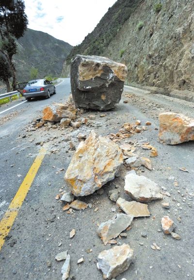 川滇交界5.1级地震致房塌路阻