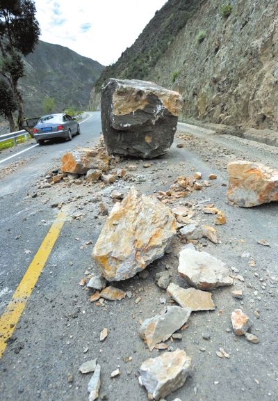川滇交界5.1级地震致房塌路阻