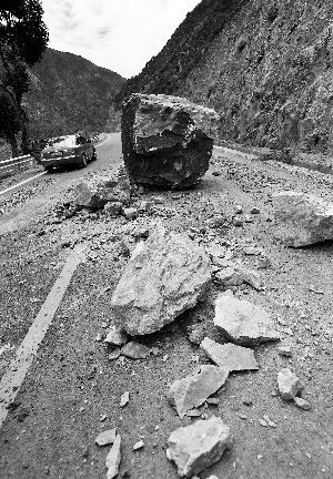 因地震震下的石块在香格里拉县与德钦县间的公路上。