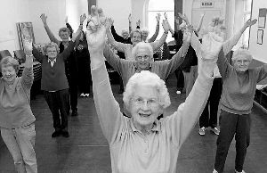 年龄最长的健身教练93岁老太热教健身舞