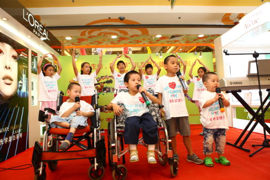 儿童希望健行公益活动的孩子们为爱歌唱