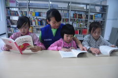 志愿者陪同孩子们一起看书
