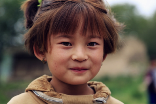 衣服虽然破旧，孩子的目光却清澈明亮