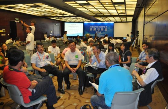 研讨会现场，参会代表分成小组展开讨论