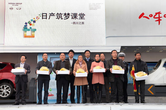 　　日产集团及中国道路交通安全协会向学校代表赠送教材和交通安全用品