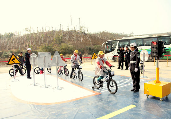 　　随交警学习交通安全标识之后，同学们在模拟道路骑行