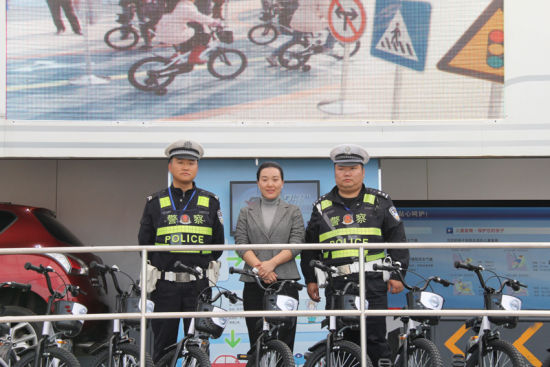 　　日产集团将儿童自行车和相关道具捐献给汉源县公安局交通管理大队