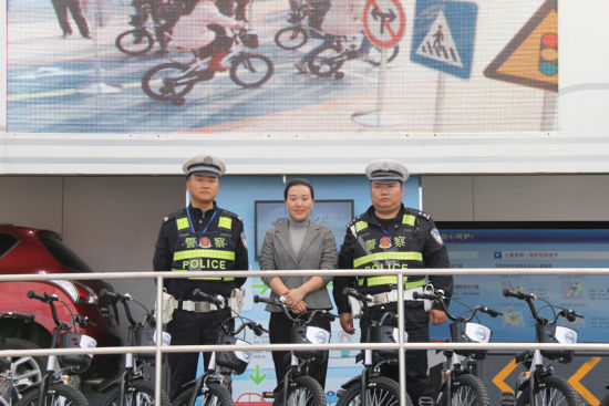 　　日产集团将儿童自行车和相关道具捐献给汉源县公安局交通管理大队