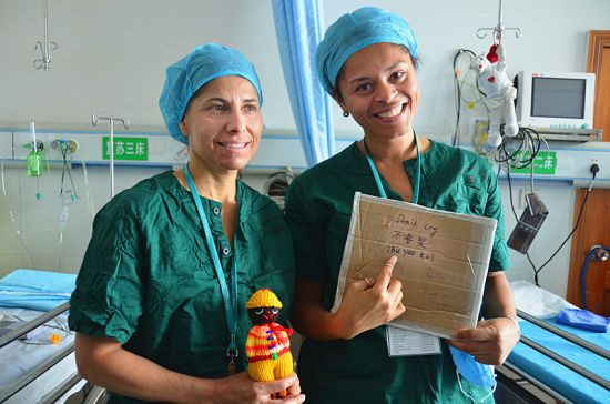 麻醉复苏室两位护士为手术患儿准备了礼物