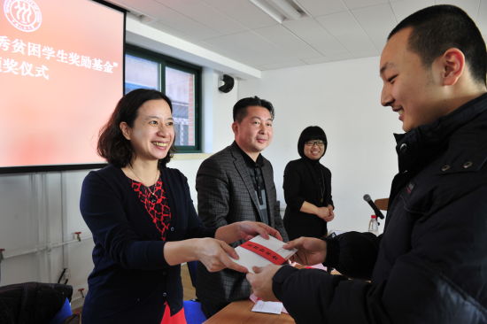 立邦中国区公关及企业品牌总监吴佳伦女士将“立邦优秀贫困学生奖励基金”颁发给人大优秀学子
