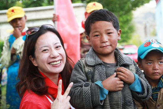 为爱上色项目发起人吴佳伦Ariel与西藏南木乡为爱上色小学孩童合影
