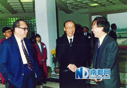 逸夫书院于1990年3月开幕，邵逸夫(中)出席。 港中大供图