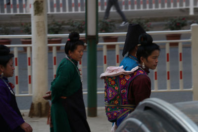 丹寨县城街头，有着独特魅力的少数民族母亲，她背着孩子坚定地前行。