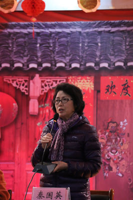中国妇女发展基金会副理事长兼秘书长秦国英女士讲话，脱稿、条理清晰，展现出一位女领导者的务实、干练风范。