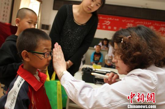 港企“杨元龙教育慈善基金会”再关爱新疆500儿童眼睛