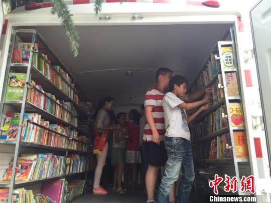 河南首台爱心流动图书车专门服务农民工子女学校