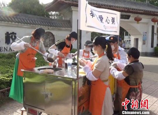 北京慈善机构郑州街头奉粥送祝福望更多人参与