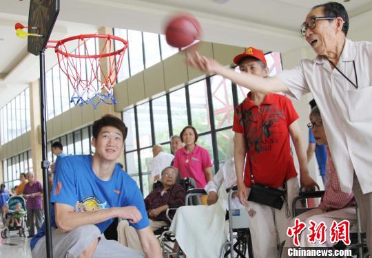 四川金强男篮球员福利院陪老人参加运动会