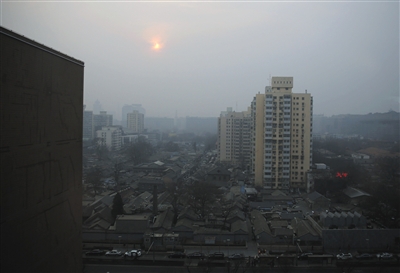 昨日，北京发布重污染黄色预警，宣武门附近灰蒙一片。