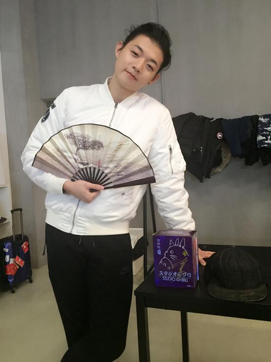 歌手霍尊捐出中国风折扇、宫崎骏珍藏版DVD套装以及黑色棒球帽助力公益活动