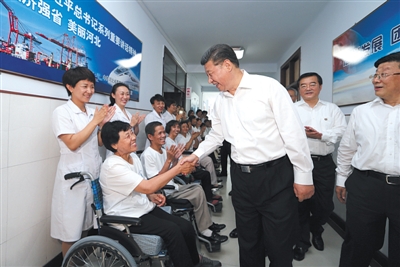 7月28日，中共中央总书记、国家主席、中央军委主席习近平到河北唐山市调研考察。这是习近平在唐山市截瘫疗养院看望慰问截瘫伤员。新华社记者 兰红光/摄