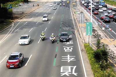 昨日，深圳交警正式开始对多乘员车道执法。一周后，将对违法驶入该车道的司机进行罚款。 深圳市交警局供图