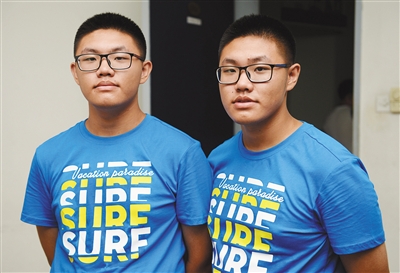 双胞胎兄弟贾仕赫（左）和贾仕喆同时考上清华大学。