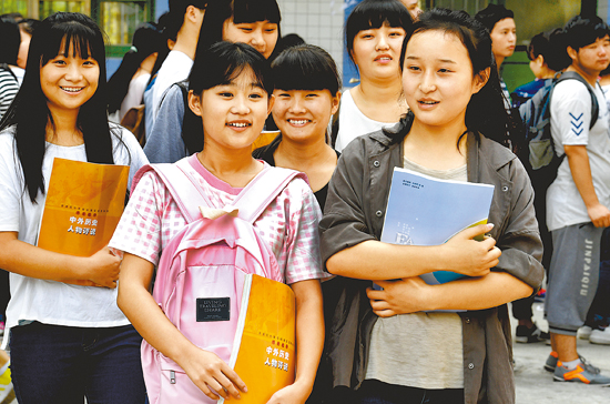 8月31日，陕西省城固县第二中学的高二年级学生开始报名上学。该校4236名在校高中生全部免学费入学。当日，陕西省城乡中小学校陆续开学，全省公办普通高中免收学费，民办普通高中收费也按照标准有所减少，从而拉开陕西全面实施从学前1年到高中3年的13年免费教育序幕。新华社记者  陶  明/摄