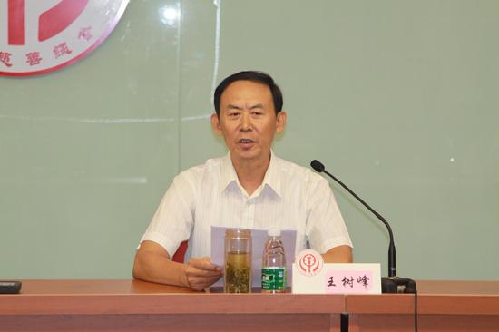 中华慈善总会常务副会长王树峰宣读“中华慈善日”倡议书