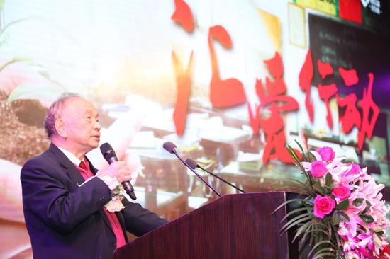 闽都中小银行教育发展基金会理事长张亦春致辞