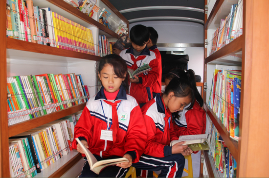 金龙移动图书车给学生读书增添更多乐趣