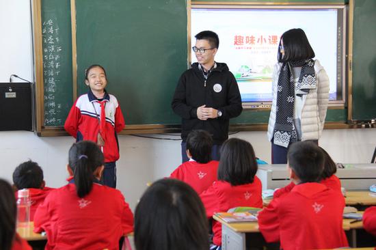 来自厦门外国语学校的志愿者正在和思源学校同学们互动