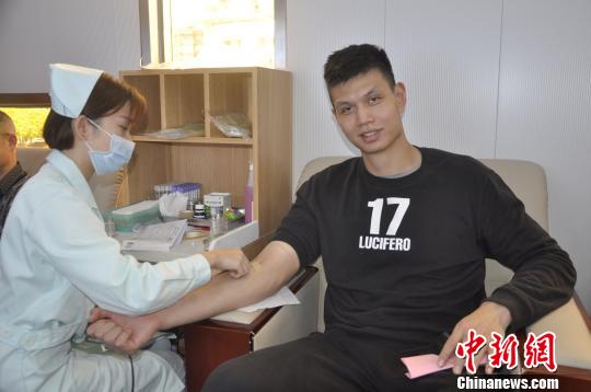 CBA运动员许钟豪南宁街头献血呼吁民众参与（图）