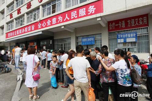 7月17日，大型义诊活动在石泉县医院正式启动，患者排队等候检查。
