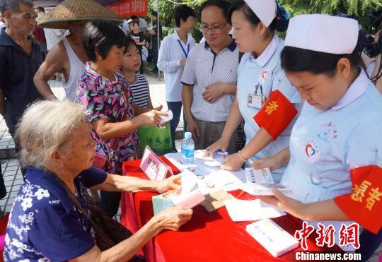 百名医疗专家走进广西兴安开展健康公益活动