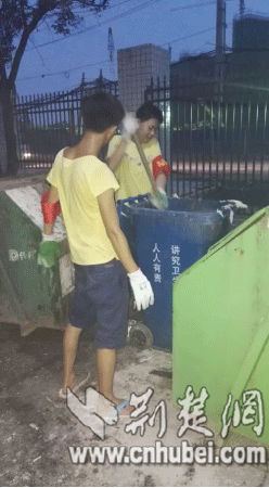 两名小志愿者在铲垃圾1.gif