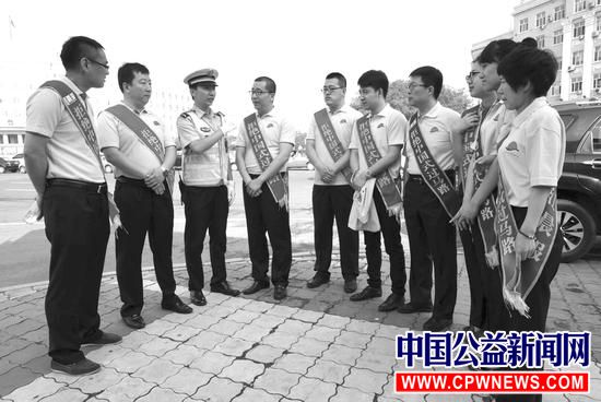 志愿者跟交警学习如何“站岗”