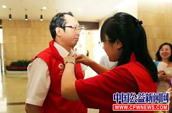 6月9日端午节，王一新穿上志愿者的服装，为前往山西博物院参观的游客讲解。