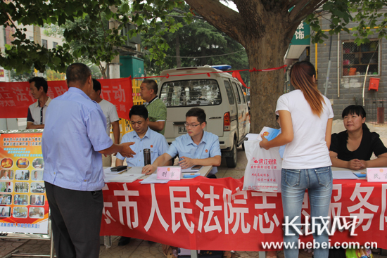 活动现场为群众解决法律疑惑。新乐法院供图