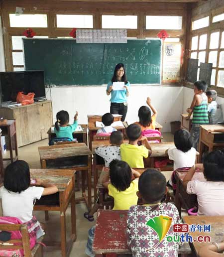龙胜县志愿者在矮岭小学为孩子上快乐英语课。龙胜县团委 供图