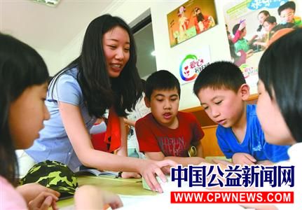 上海市小学生“爱心暑托班”项目采用街道或镇乡自主举办、与学校联合举办或政府购买社会组织服务等形式，着力缓解全市小学生暑期“看护难”的问题。　本报记者　张驰　摄