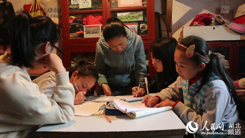 武汉一高校大学生志愿者为外来务工家庭子女义务家教6年