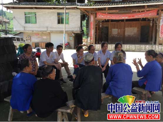 中南民大研支团和侗族的老奶奶们亲切地交流。 中南民大研支团 供图