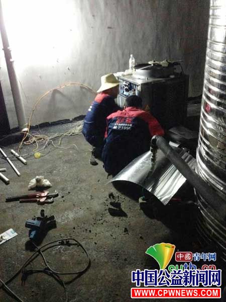 西南政法大学研究生支教团携手北京感恩公益基金会募集善款，为巫溪县高竹小学购买热水器。