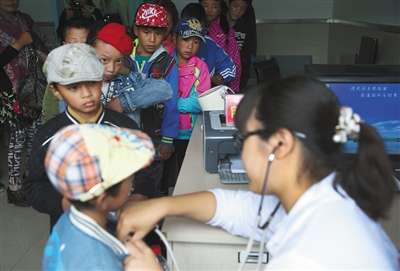 2016年7月10日，四川甘孜州，康定市人民医院，先心病疑似患儿排队等待北京儿童医院的专家筛查病情。